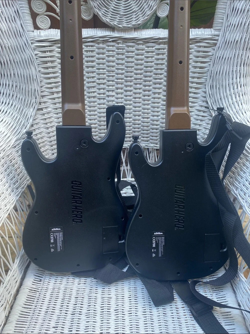 X Box 1 2Wireless Dual Guitar Controllers, Guitar Hero Live, 1 dongle, 2 straps - Picture 8 of 16